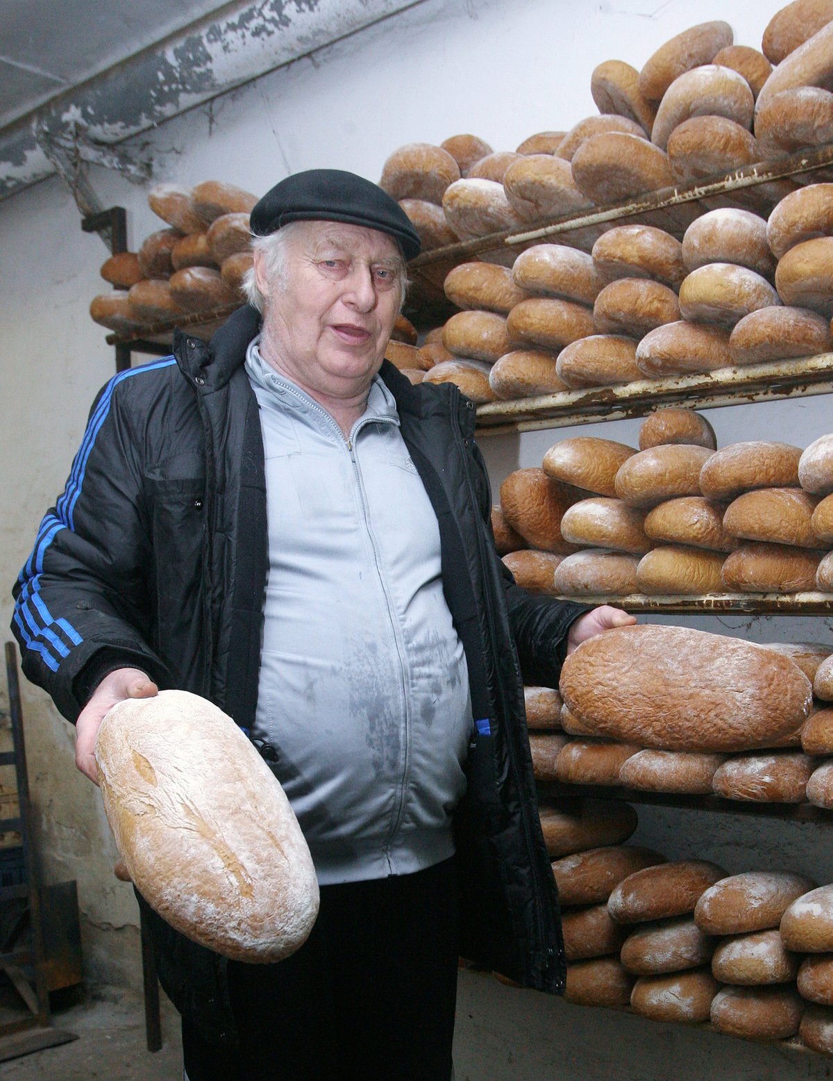 21:00 - Když je vše hotovo a zvířata nakrmena, připravuje Karel Berousek potraviny na druhý den. Regál s bochníky chleba, stejně jako zelenina, se musí neustále doplňovat.