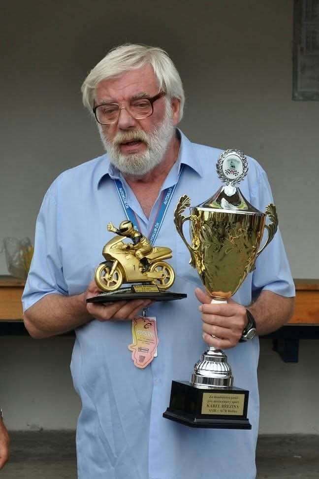 Motosport oplakává Karla Březinu (†81): Zemřel slavný hlas Motosport oplakává Karla Březinu (†81): Zemřel slavný hlas