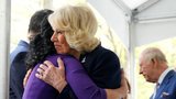 Královská solidarita s USA: Karel s Camillou položili kytici k památníku 11. září