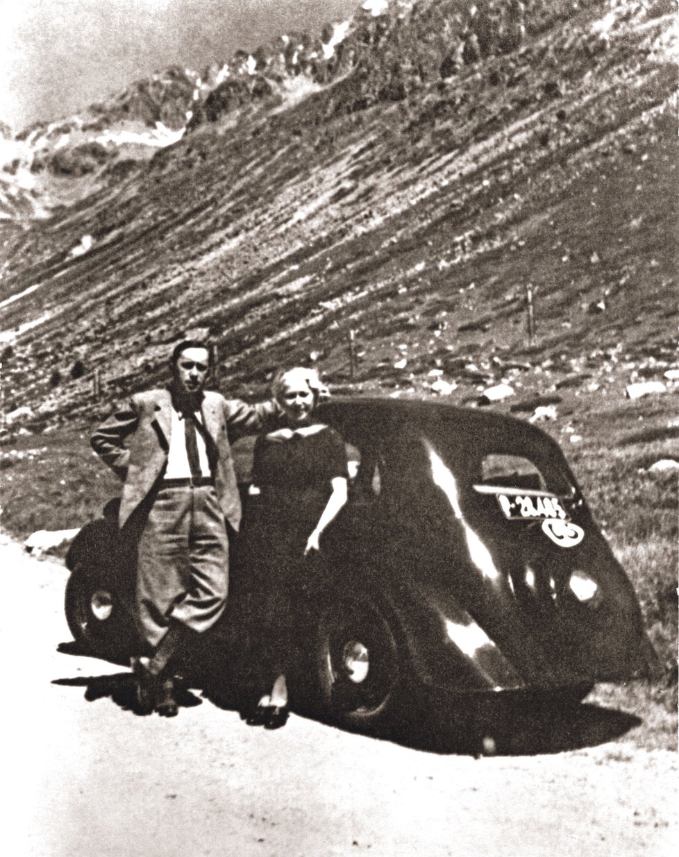 Karel Čapek s přítelkyní a budoucí manželkou, herečkou Olgou a Scheinpflugovou, v létě 1935 na švýcarském Julier Passu (2284 m n. m.).