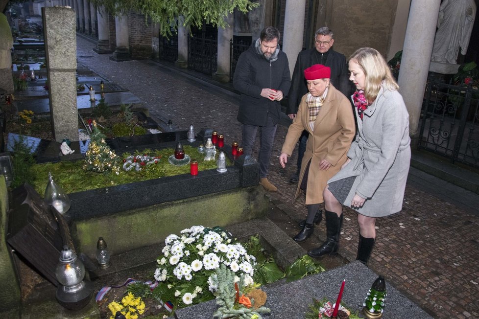 Zástupci vršovické radnice v den výročí narozenin Karla Čapka položili na jeho hrob památeční věnec a zapálili svíčky. 