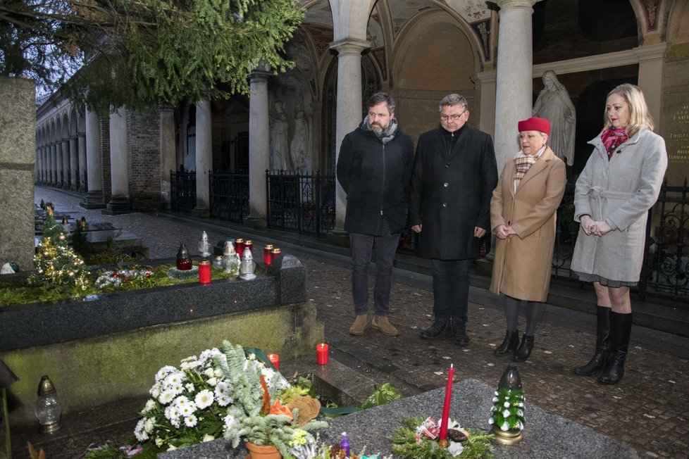 Zástupci vršovické radnice v den výročí narozenin Karla Čapka položili na jeho hrob památeční věnec a zapálili svíčky. Zprava místostarostka Jana Komrsková, starostka Renata Chmelová a místostarostové Martin Sekal a David Kašpar.