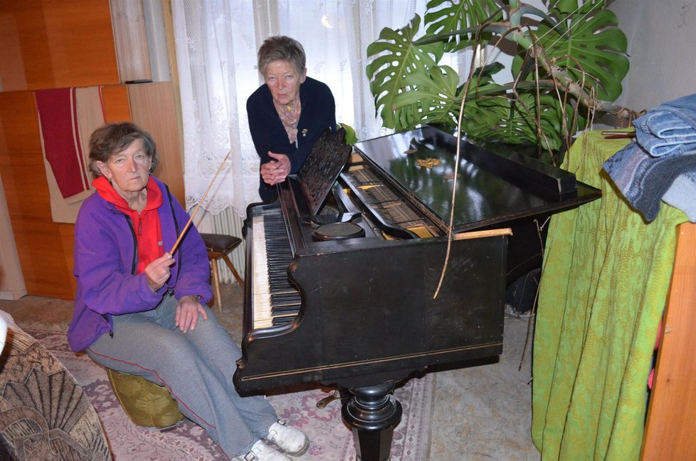 Vladimíra (vlevo) a Hana zdědily po tatínkovi kromě piana i dirigentskou taktovku.