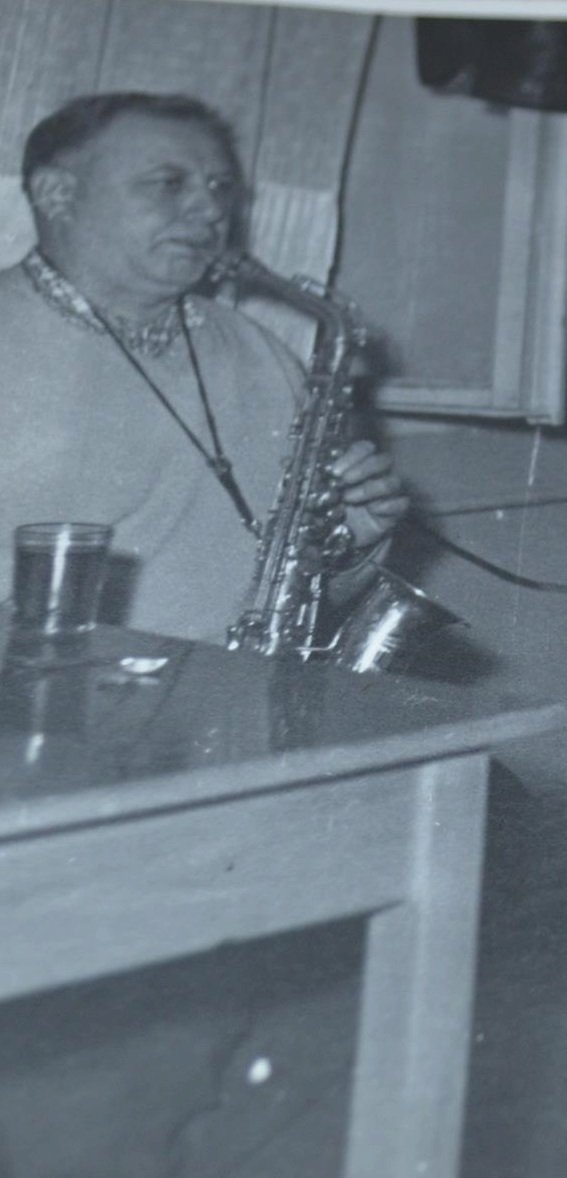 František Zedník hrál na saxofon, uměl také na další nástroje, měl i svoji kapelu.