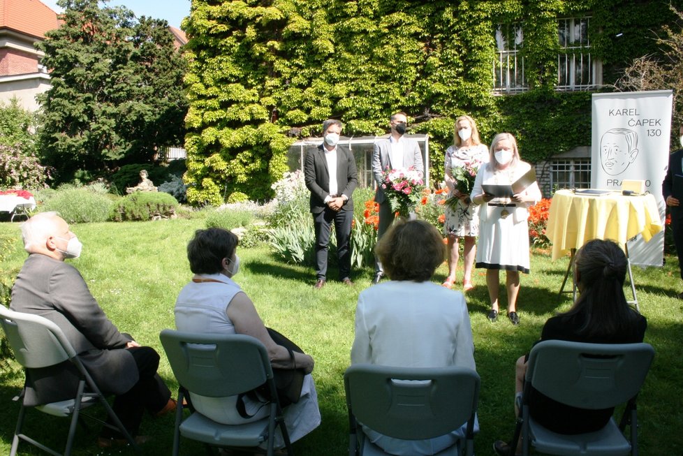 Praha 10 udělila in memoriam čestné občanství Karlu Čapkovi. Převzaly ho pravnučky Čapkovy sestry Katherine Kastner a Helena Trlifajová.