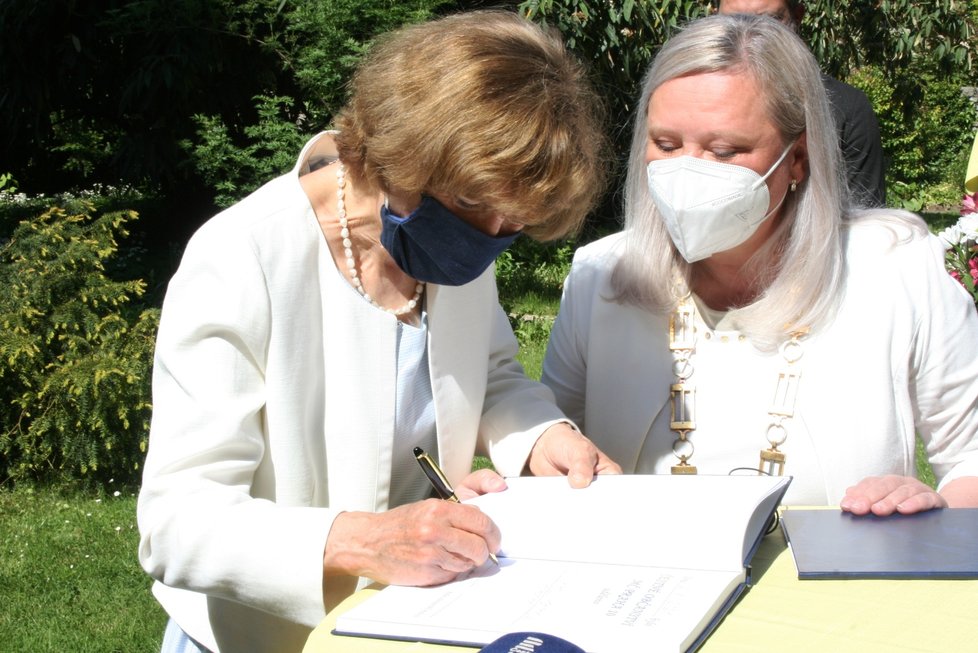 Praha 10 udělila in memoriam čestné občanství Karlu Čapkovi. Převzaly ho pravnučky Čapkovy sestry Katherine Kastner a Helena Trlifajová.