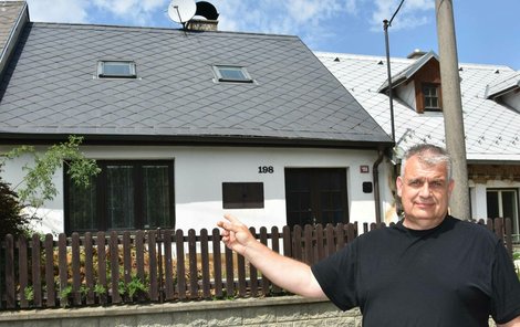 Jiří Kapr ukazuje dům v Manětíně, kde Čurda ﷯bydlel.