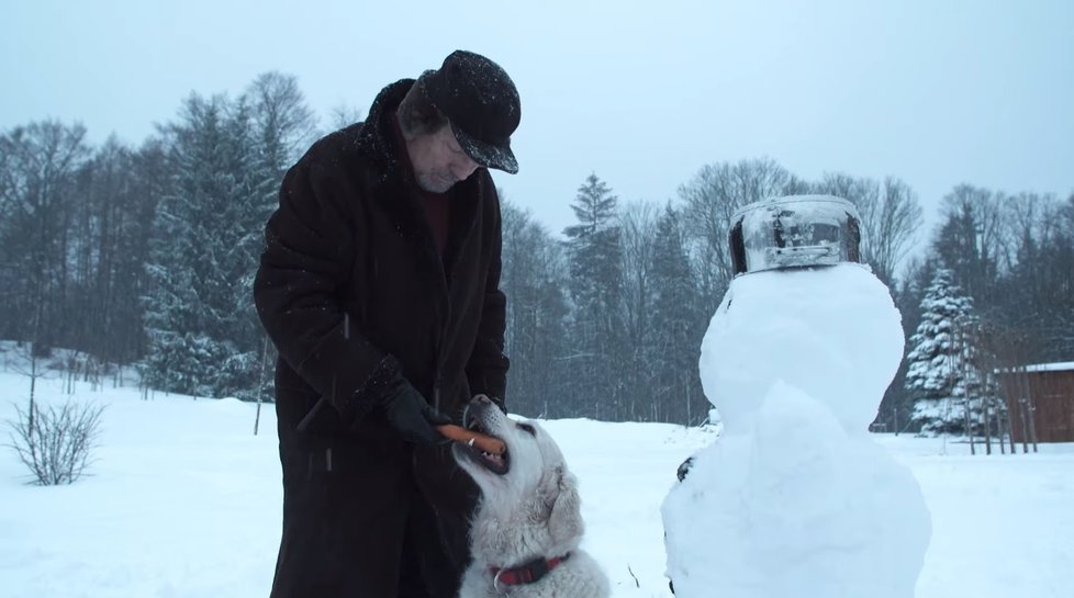 Vystřižené záběry z filmu Karel o Karlu Gottovi: Slavík dal Stellince mrkev.