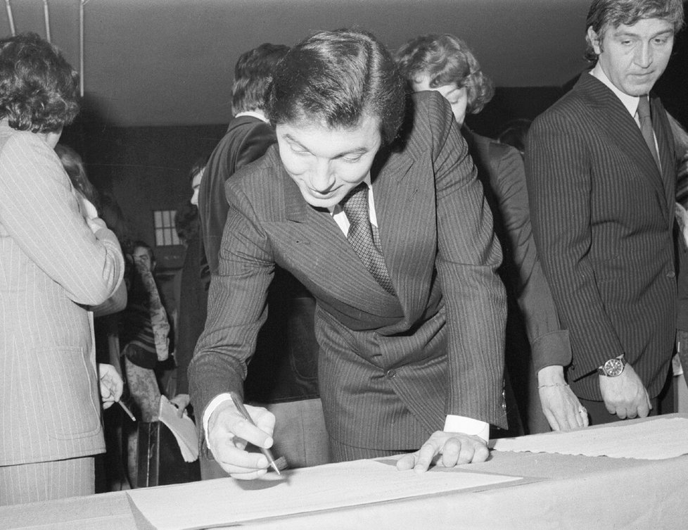 Karel Gott při podpisu Anticharty (4. února 1977)