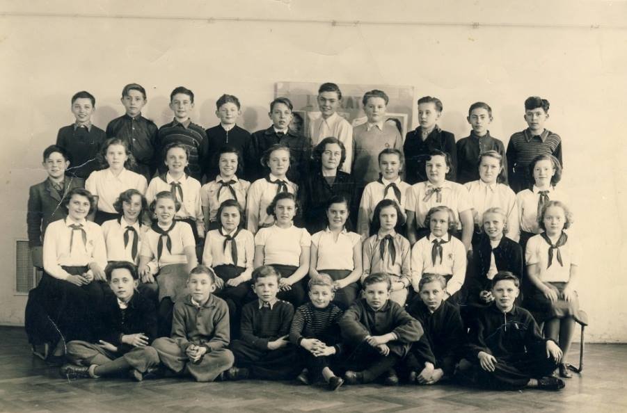 Karel Gott (nahoře vlevo) na školní fotografii z roku 1953