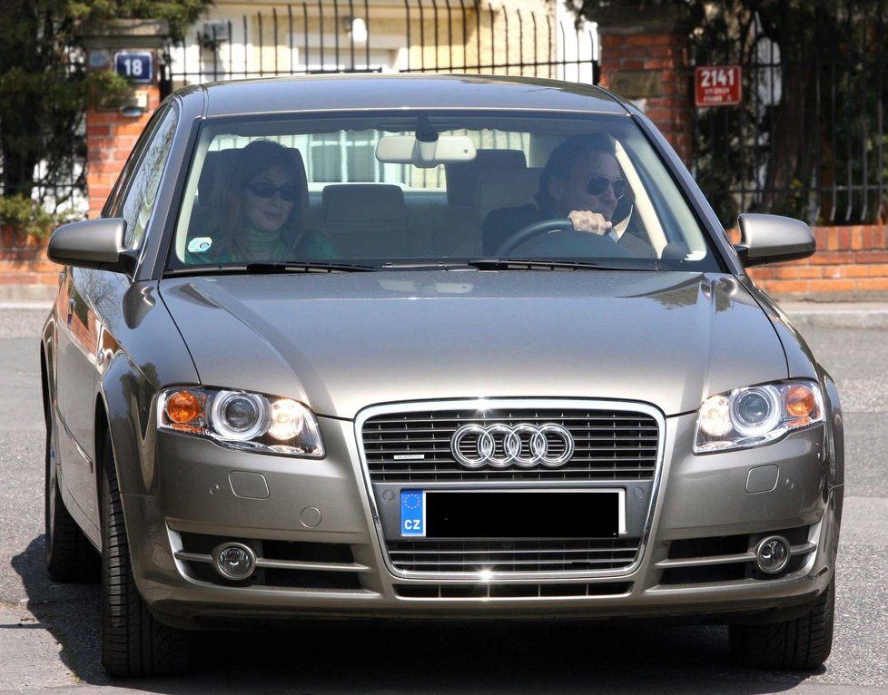 Co kupoval Karel Gott za auta? 2006: Audi 1 800 000 Kč.