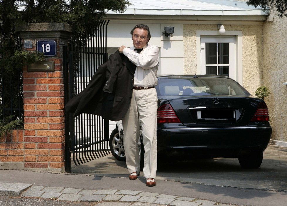 Co kupoval Karel Gott za auta? 2006: Mercedes 1 500 000 Kč.