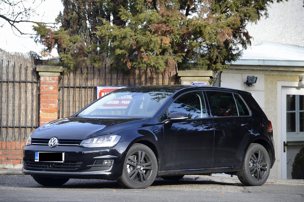 Co kupoval Karel Gott za auta? 2012: Volkswagen Golf GTI 500 000 Kč.