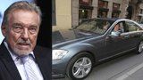 Gott nesmí bez prohlídky sednout za volant: V garáži mu stojí mercedes za 2 miliony