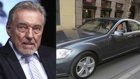 Karel Gott nesmí za volant: Jeho mercedes za 2 miliony stojí v garáži.