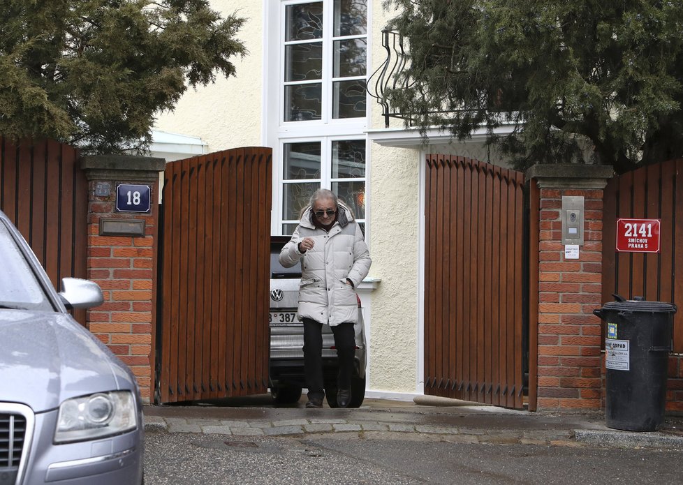 21. 12. 2017, 10:54 hod. - Bertramka Karel Gott vychází v zimní péřové bundě ze svého domu a míří do města.