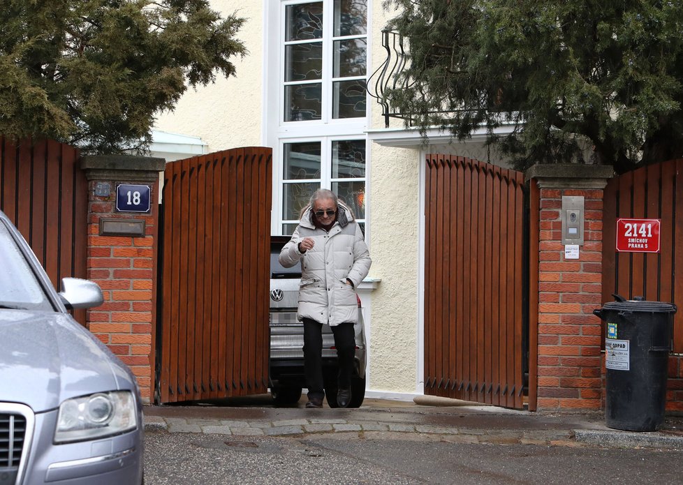 21. 12. 2017, 10:54 hod. - Bertramka Karel Gott vychází v zimní péřové bundě ze svého domu a míří do města.