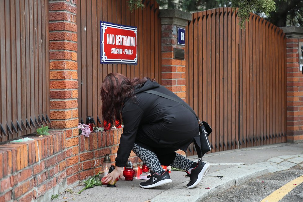 Sotva uklidili na Bertramce tisíce svíček a darů, lidé začínají nosit nové.