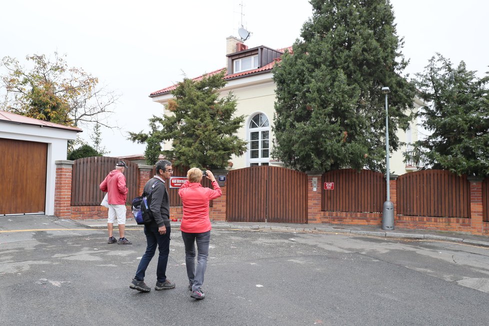 Sotva uklidili na Bertramce tisíce svíček a darů, lidé začínají nosit nové