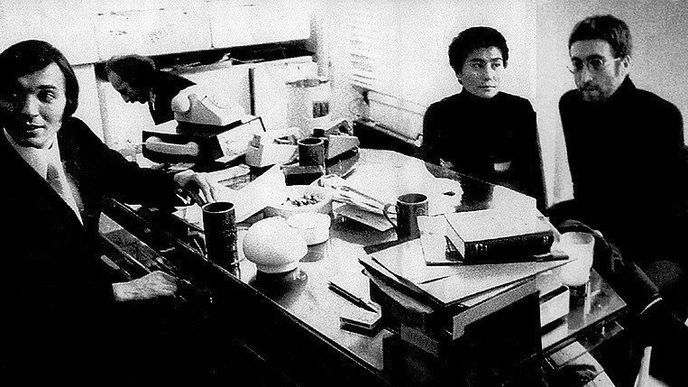 Karel Gott se setkal s Johnem Lennonem a jeho manželkou Yoko Ono.