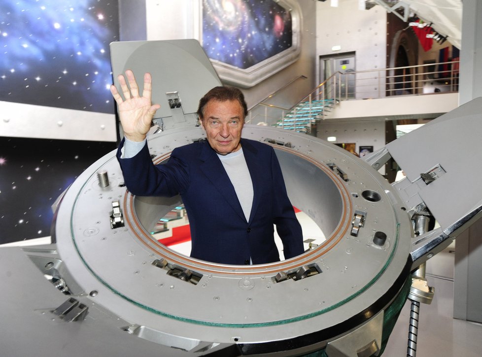 Karel Gott navštívil muzeum kosmonautiky, kde převzal Gagarinovu cenu