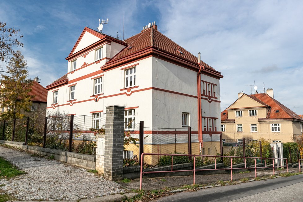 Dům v pražských Košířích, kde Lucie Gottová s rodinou žije.