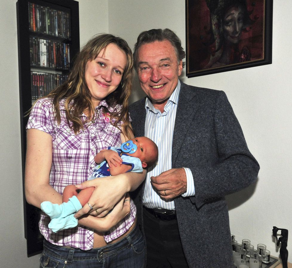 2010 - Karel Gott přišel navštívit dceru Lucii a týdenního vnuka Vojtíška.