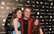 Předpremiéra filmu KAREL na Febiofest přilákala řadu vzácných hostů včetně Pavla Šporcla s dcerami.