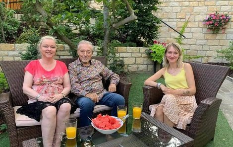 ČERVENEC 2019: Oficiální fotografie ze setkání Karla Gotta s dcerami na Bertramce.