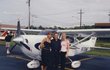 Červenec 2004: Karel Gott s Ivanou a dcerou Dominikou před letadlem, v němž se proletěli nad New Yorkem