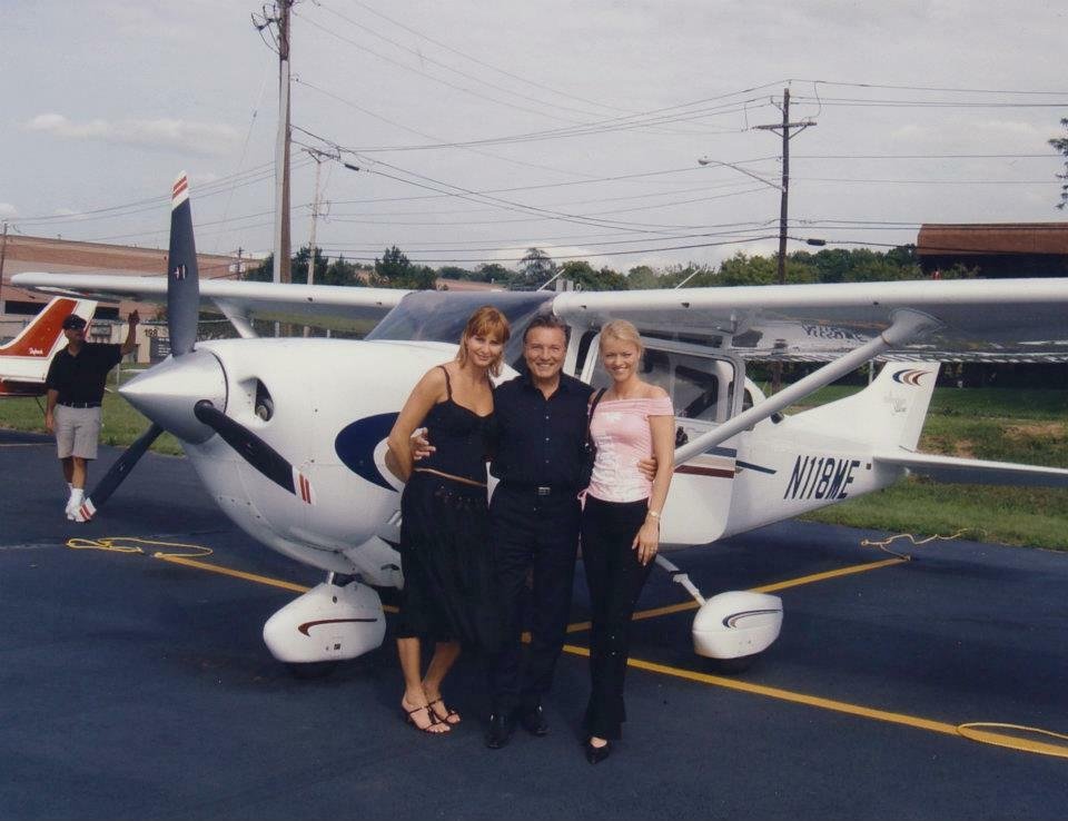 Červenec 2004: Karel Gott s Ivanou a dcerou Dominikou před letadlem, v němž se proletěli nad New Yorkem