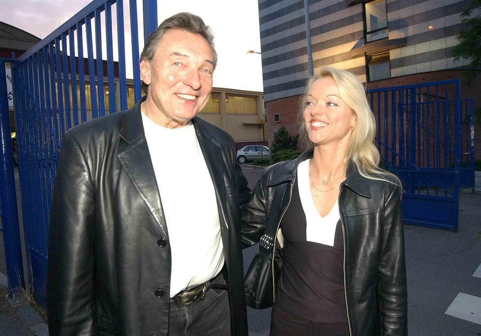 Dominika Gottová s tátou Karlem Gottem v roce 2004