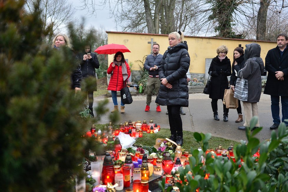 Dominika u otce hrobu otce chvíli postála a rozjímala