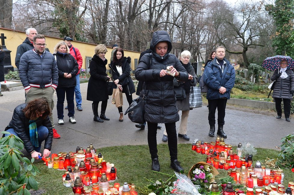 Dominika Gottová zapálila otci svíčku