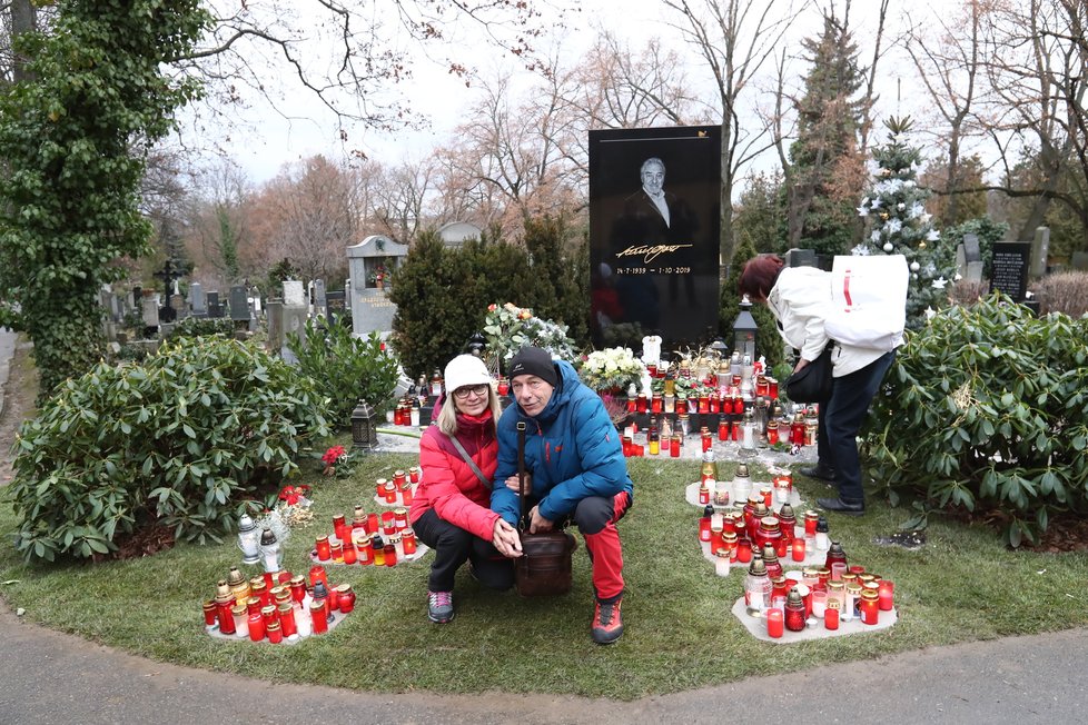 Z hrobu Karla Gotta se stala takřka turistická atrakce.