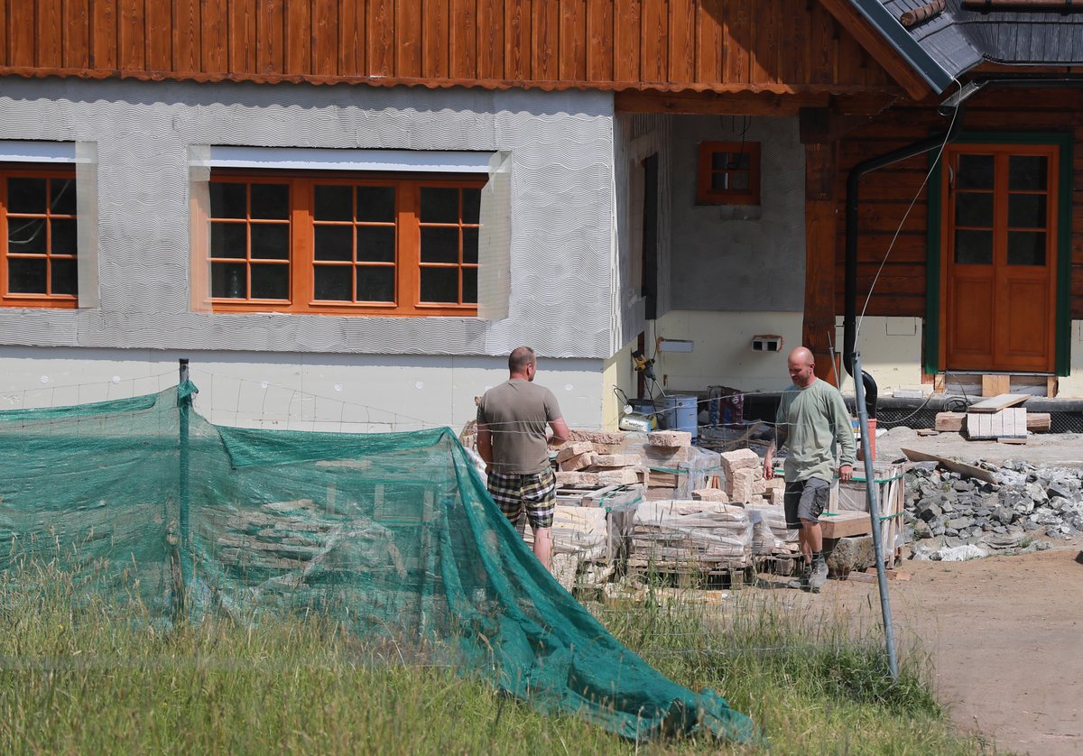 Karel Gott se nechal slyšet, že roubenku prodá. Práce na stavbě ale pokračovaly tak dlouho, až je roubenka skoro hotová a sousedé předpokládají, že v ní Gottovi stráví většinu léta.