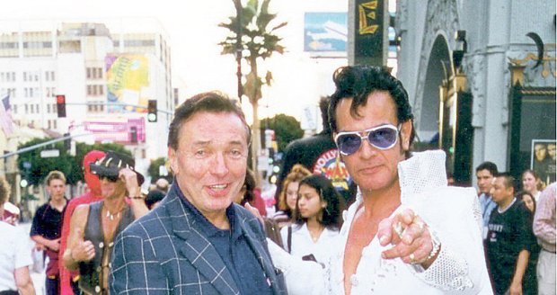 „S Elvisem Presleyem jsem se nikdy nesetkal. Několikrát jsme se v Las Vegas minuli. A tak jsem se v roce 2004 nechal na Chodníku slávy před Čínským divadlem v Hollywoodu vyfotografovat mojí Ivankou alespoň s jeho dvojníkem a imitátorem.“