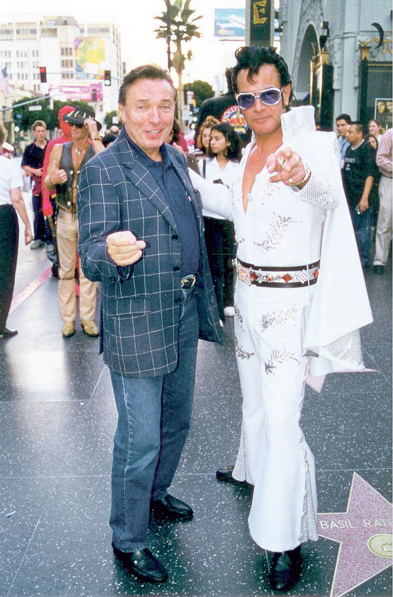 „S Elvisem Presleyem jsem se nikdy nesetkal. Několikrát jsme se v Las Vegas minuli. A tak jsem se v roce 2004 nechal na Chodníku slávy před Čínským divadlem v Hollywoodu vyfotografovat mojí Ivankou alespoň s jeho dvojníkem a imitátorem.“