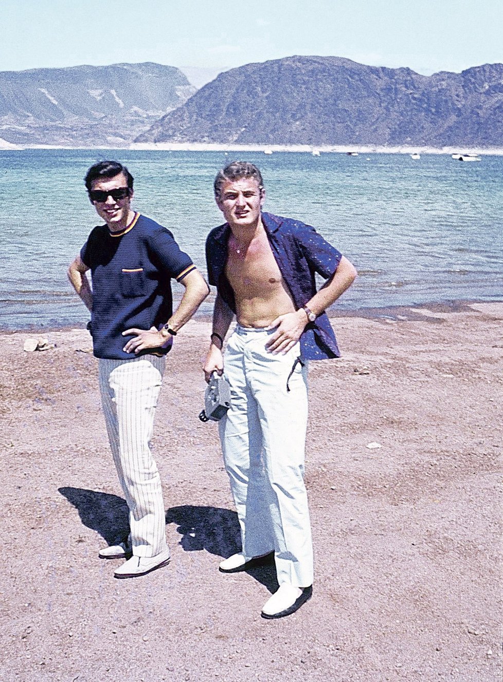 „V roce 1968, po půlročním angažmá v Las Vegas, jsme se s bratry Jiřím a Ladislavem Štaidlem do USA vrátili, abychom si prohlédli všechno, co nás v zemi neomezených možností zajímalo a kam jsme se nedostali. Takhle mne s Láďou Štaidlem v San Franciscu vyfotil Jirka Štaidl.“