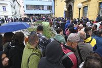 Davy lidí v centru Prahy kvůli bankovce s Gottem: Za čtyři hodiny vyprodáno!