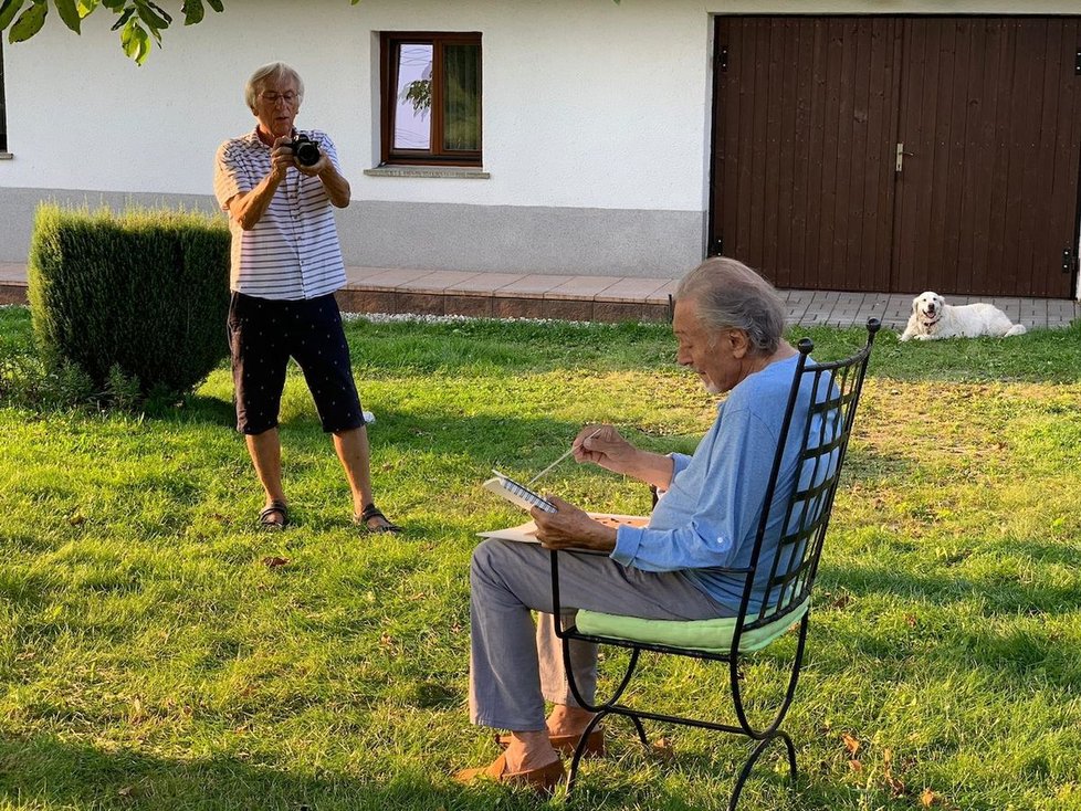 Kameraman Jan Malíř při natáčení dokumentu o Gottovi