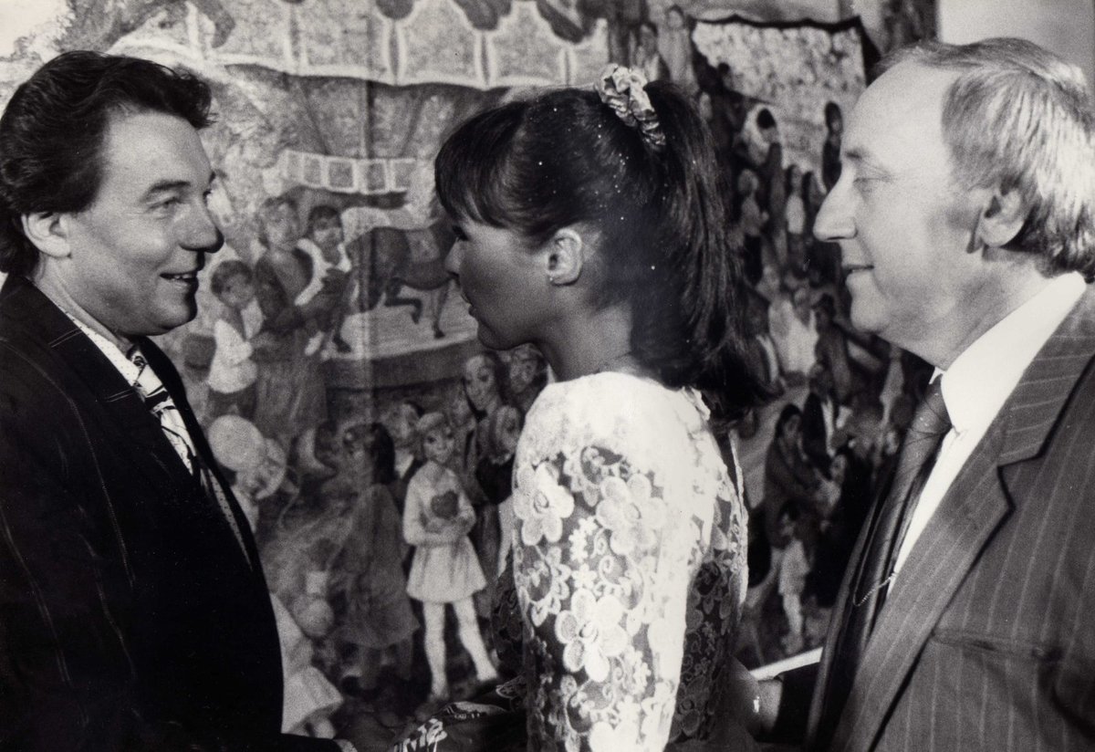 1989: Felix a jeho manželka Dáda Patrasová gratulují Karlovi k 50. narozeninám.