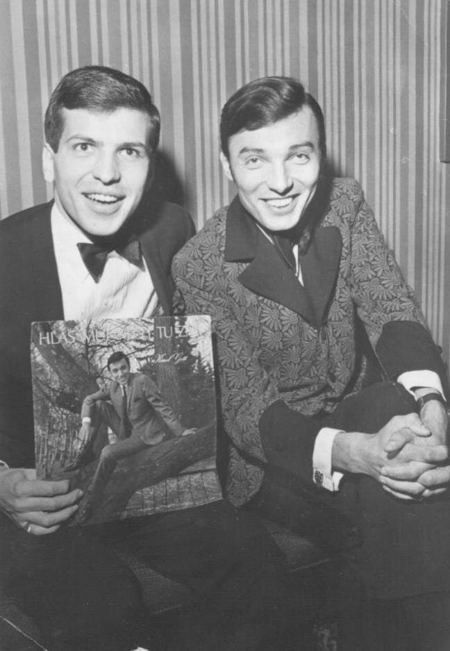 Gott a Sinatra se setkali v roce 1967 v Las Vegas. Karel mu tehdy předal svoji aktuální gramodesku Hlas můj nech tu znít.