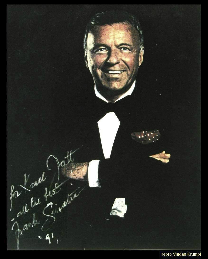 Takto se otec juniora, slavný Frank Sinatra, Karlovi podepsal. Fotografii přivezli Gottovi z Vegas v roce 1991 jako dárek jeho kamarád, zpěvák zvaný Doktor swing, Arnošt Kavka.