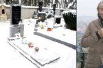 Na hrobě rodičů těžce nemocného Karla Gotta řádili zloději? Z hrobu zmizela vánoční výzdoba. Možná bylo vše ale trochu jinak.