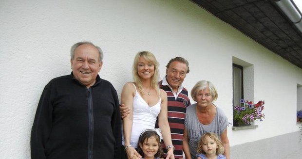 2011 - Do Újezdu, kde se hrob nachází, Gott pravidelně jezdil za svou sestřenicí Hankou (vpravo) a jejím partnerem Oldou. Na snímku jsou ještě Karlovy dcery Dominika, Charlottka a Nellinka.