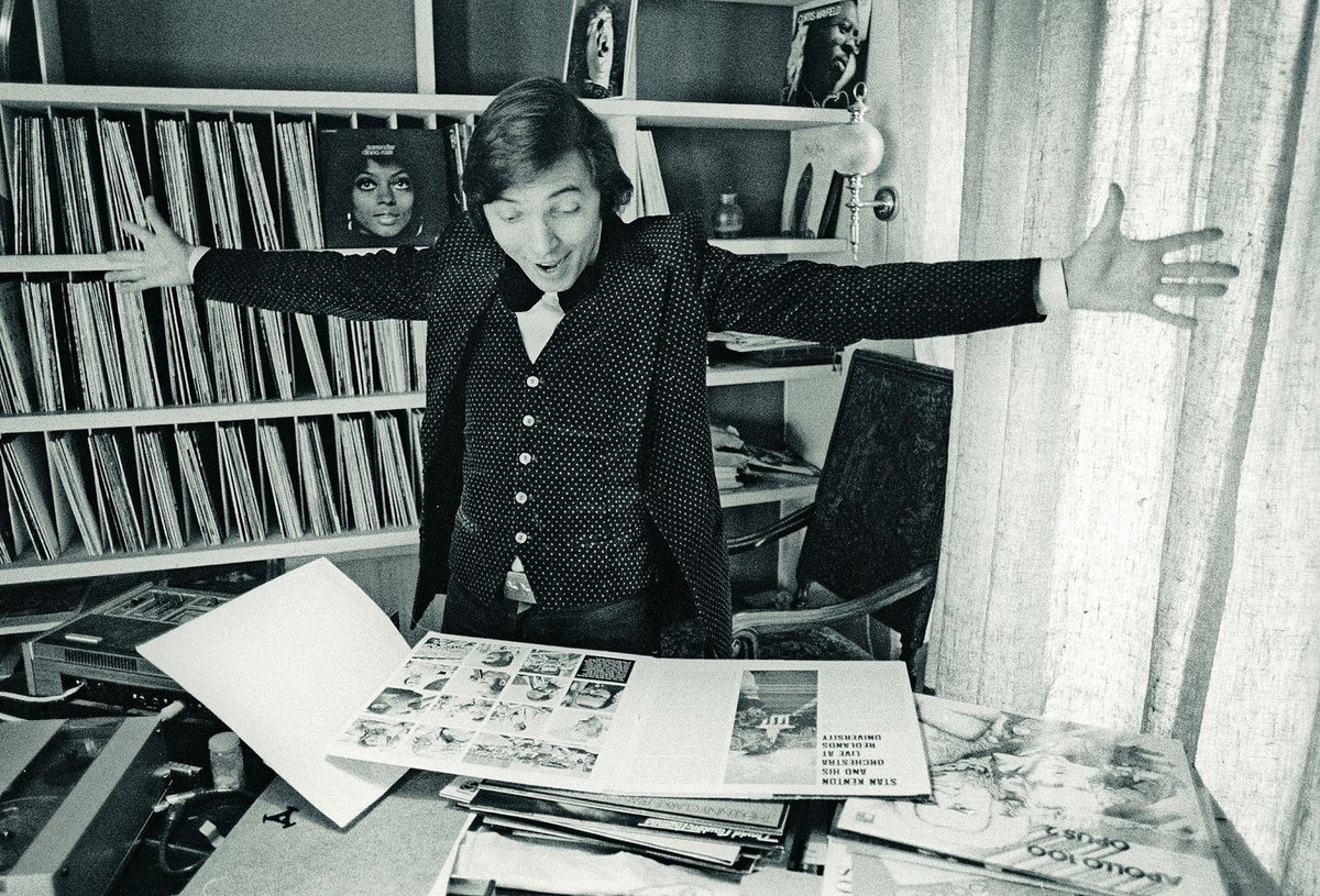 Ve své jevanské vile v roce 1973, kde měl mimo jiné i rozsáhlou sbírku dlouhohrajících desek.