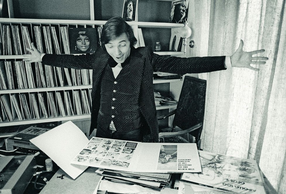Ve své jevanské vile v roce 1973, kde měl mimo jiné i rozsáhlou sbírku dlouhohrajících desek