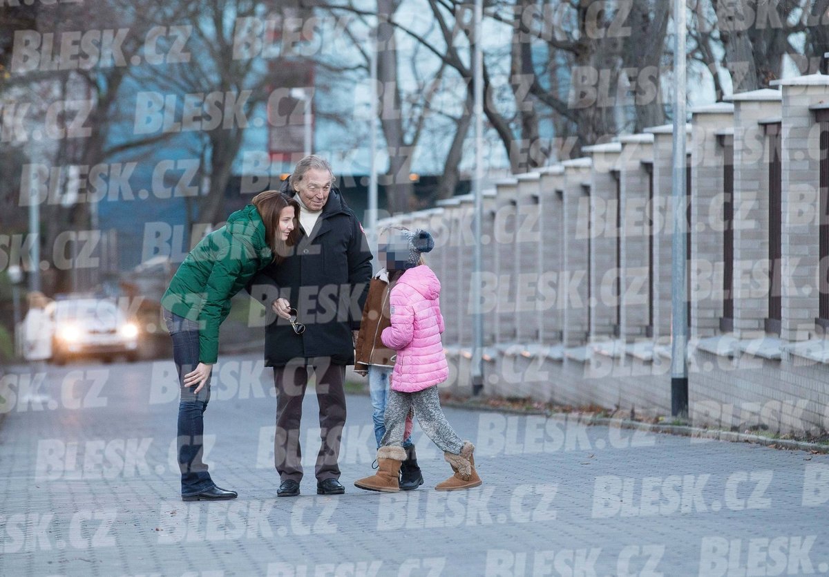 Vedle manželky a dcer Gott jenom září.