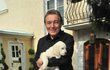 V roce 2010 držel Karel Gott v náručí malou štěněčí holčičku.